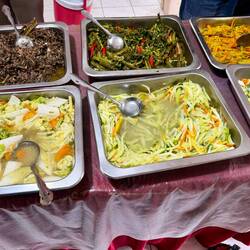 Lunch in einem RM Rumah Makan Papayablüten mit Spinat, Bambus mit Karotte, Bananenblüte