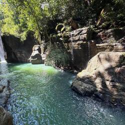 Baden im Cunca-Wulang-Wasserfall