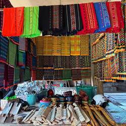 traditionelle Sarongs, jedes Dorf hat ein eigenes Muster