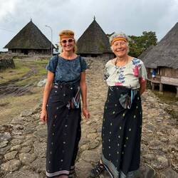 Gruppenfoto… Helga und ich zu Gast bei den Manggarai