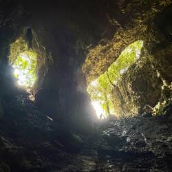 Höhle mit 2 Zugängen, in der auch Fruchtbarkeitsrituale stattfanden (links Frau, rechts Mann)