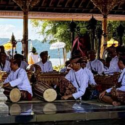 Balinesische Art von „Steelband & Percussion“ (die Ladies sind die nächste Gruppe)
