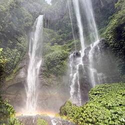 Sekumpul-Wasserfall mit Regenbogen