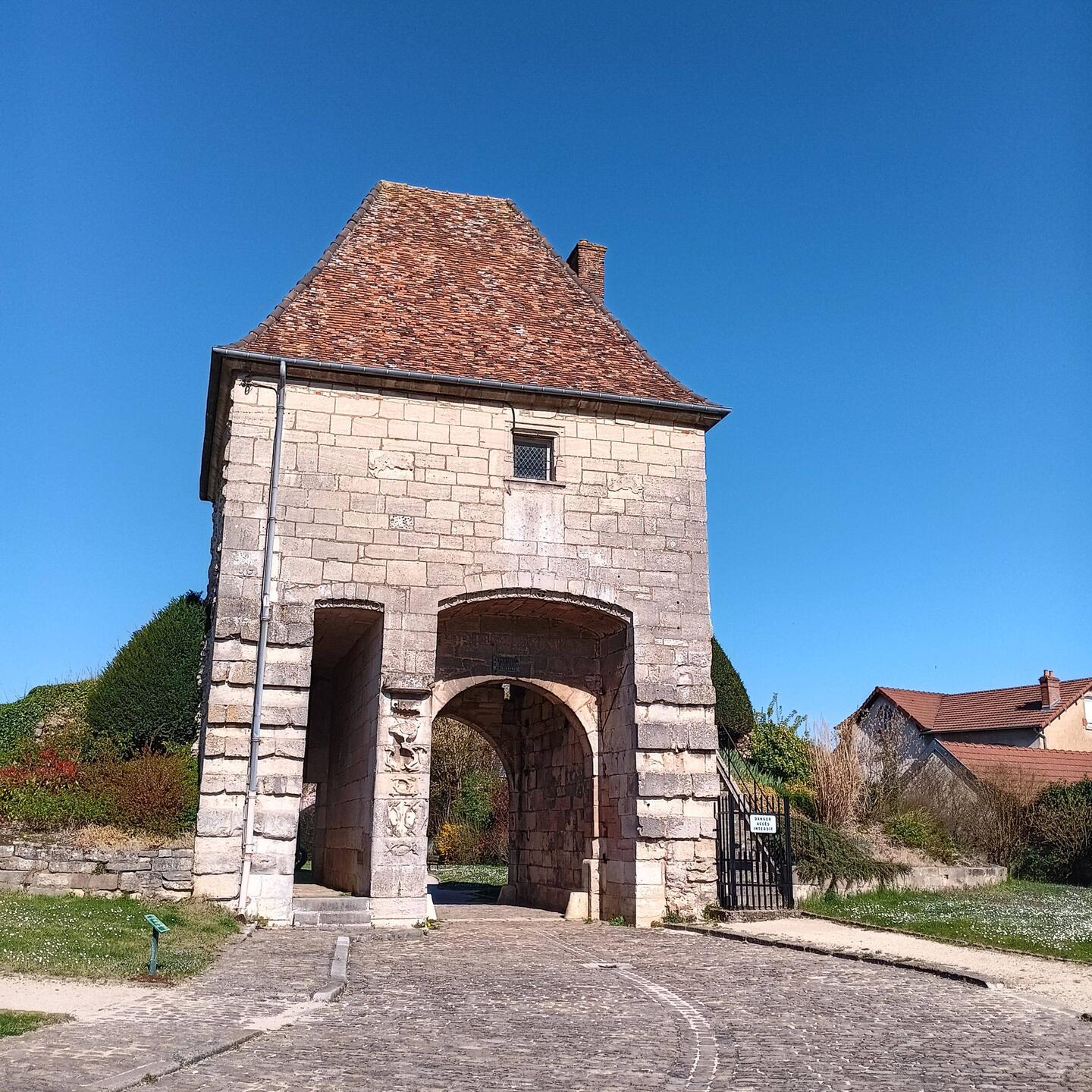 So sieht es heute , das Burgtor