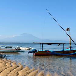 Bali/Sanur: Schiffe liegen bei Ebbe im Sand, im Hintergrund der Batur