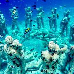 Unterwasser-Skulpturen vor Gili Meno „Nest“