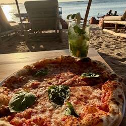 Pizza Margarita und Mochito zum Sonnenuntergang