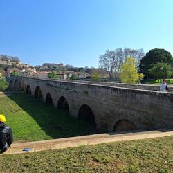 Steinbogenbrücke Pont Vieux und Amphitheater