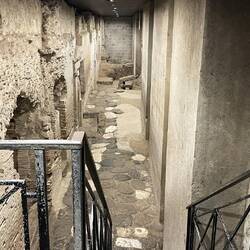 ab in den Untergrund