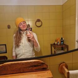 Gelbe Mütze im gelben Bad.