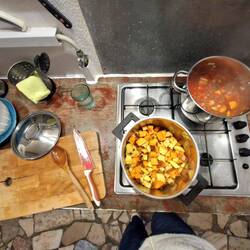 Znacht: Süesshärdöpfu und ä Tomatesauce mit Gmües u d Bohne dinne