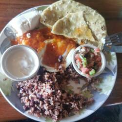 Nica Frühstück :Huecos rancheros, Gallo Punto, guajada, crema, chismol, Tortilla