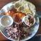 Nica Frühstück :Huecos rancheros, Gallo Punto, guajada, crema, chismol, Tortilla