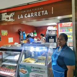 Hier gibt es die besten Quesillos. Ich musste sie einfach essen, wie jedes Jahr