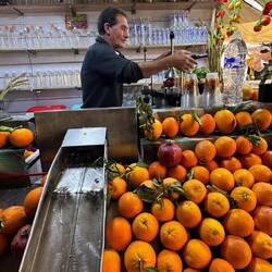 Mohammed macht mir den Granatapfelsaft 🤤🤤🤤