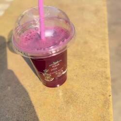 Mit dem Granatapfelsaft bei dem Katerchen 😍