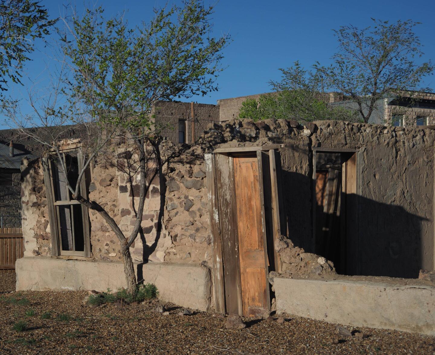 Near the camp site in Goldfield, this decaying building call for a photo.
