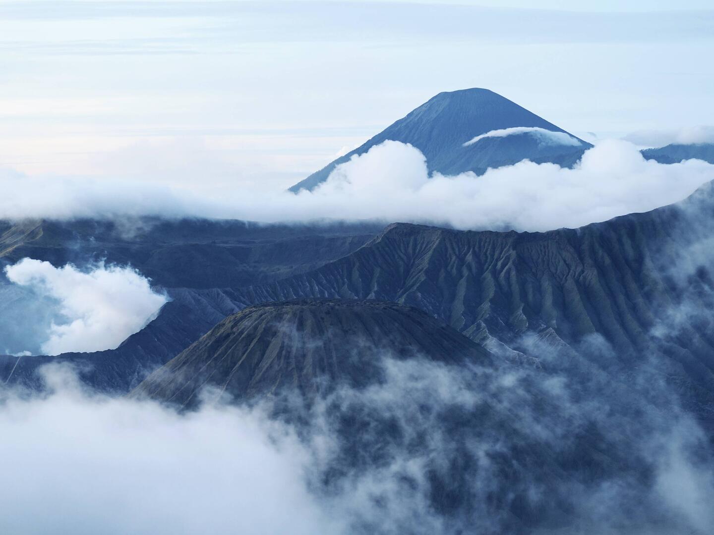 Bromo links, Semeru hinten / Bromo on left side, Semeru in the back