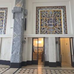 Schöne Mosaiken im Fährterminal