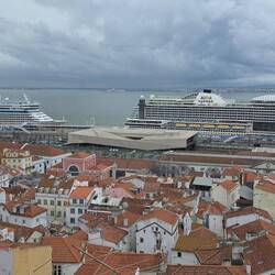 Vom Aussichtspunkt auf die AIDAdiva und AIDAperla