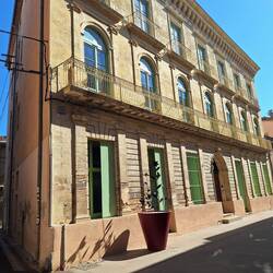 Hübsche Kübel mit Metall-Deko