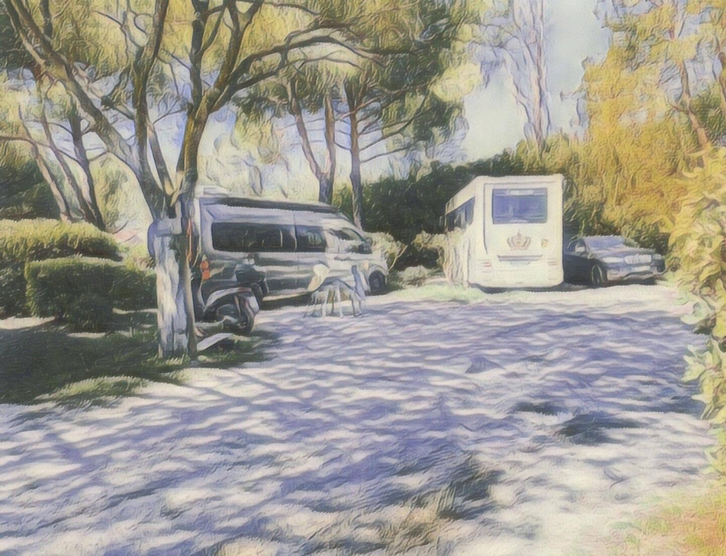 Rechts: das schwedische Ehepaar wohnt in der City und nutzt den CP als Parkplatz für Womo+Auto