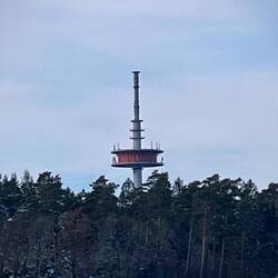 Fernmeldeturm auf bzw. nahe des "Gipfels"