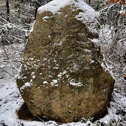 Findling mit Inschrift am vermeintlich höchsten Punkt