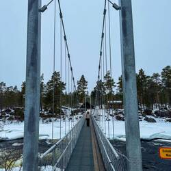 Hängebrücke über den, mit Eisschollen gespickten Stromschnellen