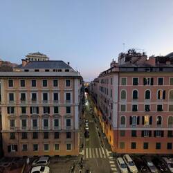 Im linken Haus übernachten wir.