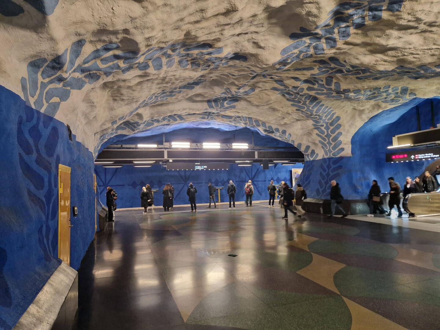 Superschöne künstlerische Gestaltung der U-Bahnhöfe