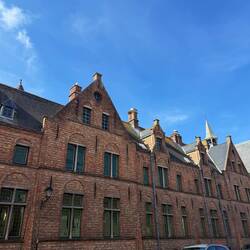 Das alte Hospital in Damme mit vielen Storchennestern auf den Schornsteinen
