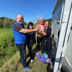 Gudrun hat heute gar keine Stimme und ich bin müde,aber der 60er ist wie immer gut drauf😆