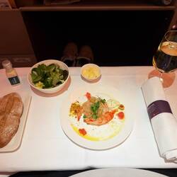 Crevette u e Salat zur Vorspiis