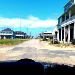 Durch die Weekendhäuser mit Wohnmobil Stellplatz darunter