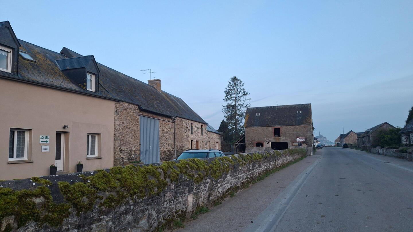 Ende des Ortes Ardevon mit Blick auf den Mont