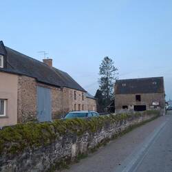 Ende des Ortes Ardevon mit Blick auf den Mont