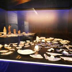 Man hat sehr viel holländisches Porzellan gefunden, das vermutlich als Ballast mit den Schiffen kam.