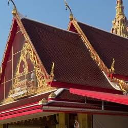 The gold glinting decoration of Wat Pailom ✨ Look how it glitters! 🤩✨