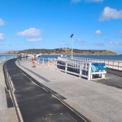 ... 630m langen Steg zur Granite Island