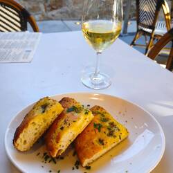 Apero: hausgemachtes Knoblibrot mit lokalem Chardonnay