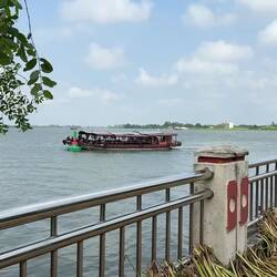 Mönche opfern dem Mekong lebende Fische
