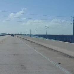 Rechts ist der alte Damm der in True Lies (Schwarzenegger) teilweise gesprengt wurde.