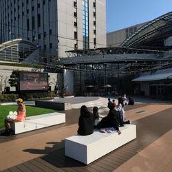 Zona de chill con el partido de beisbol en directo