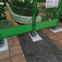 Han puesto un mini trapo en cada para de la valla para que no se manche el suelo