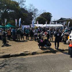 Pareciera que hubiera una carrera, estaban repartiendo mapas