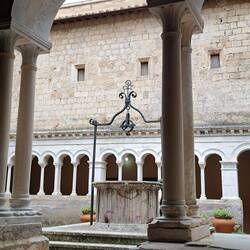 Chiostro romanico