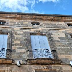 Wir werden von gegenüber beobachtet - Fratzen aus dem 18. Jh.