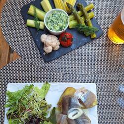 Vorspeise: div. Gemüse mit Kräuterdip und Hering auf Pellkartoffeln