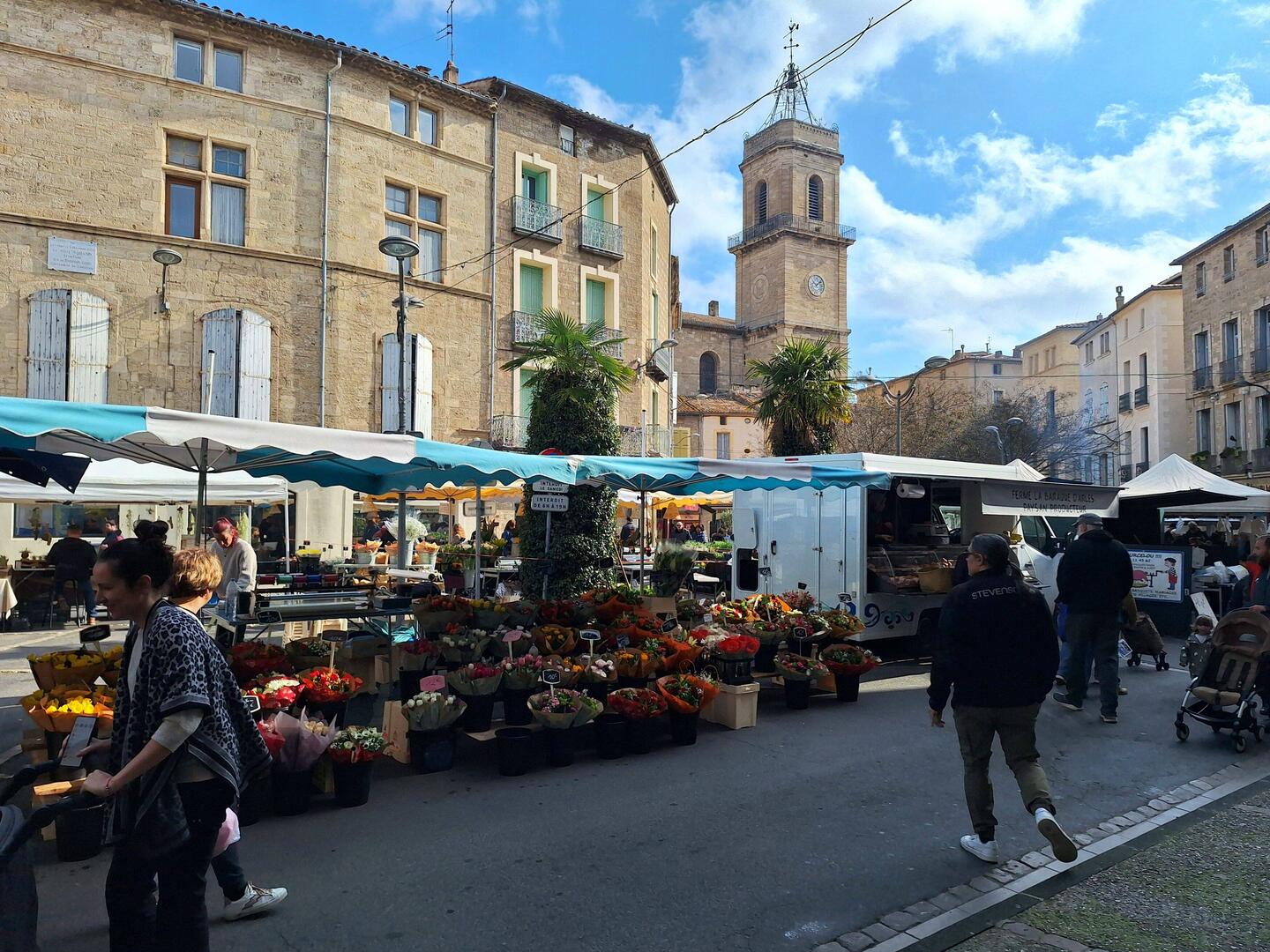 Der Wochenmarkt, noch ist nicht allzu viel los